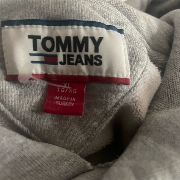 Tommy Hilfigure Badge Hoodie - Picture 4 of 13